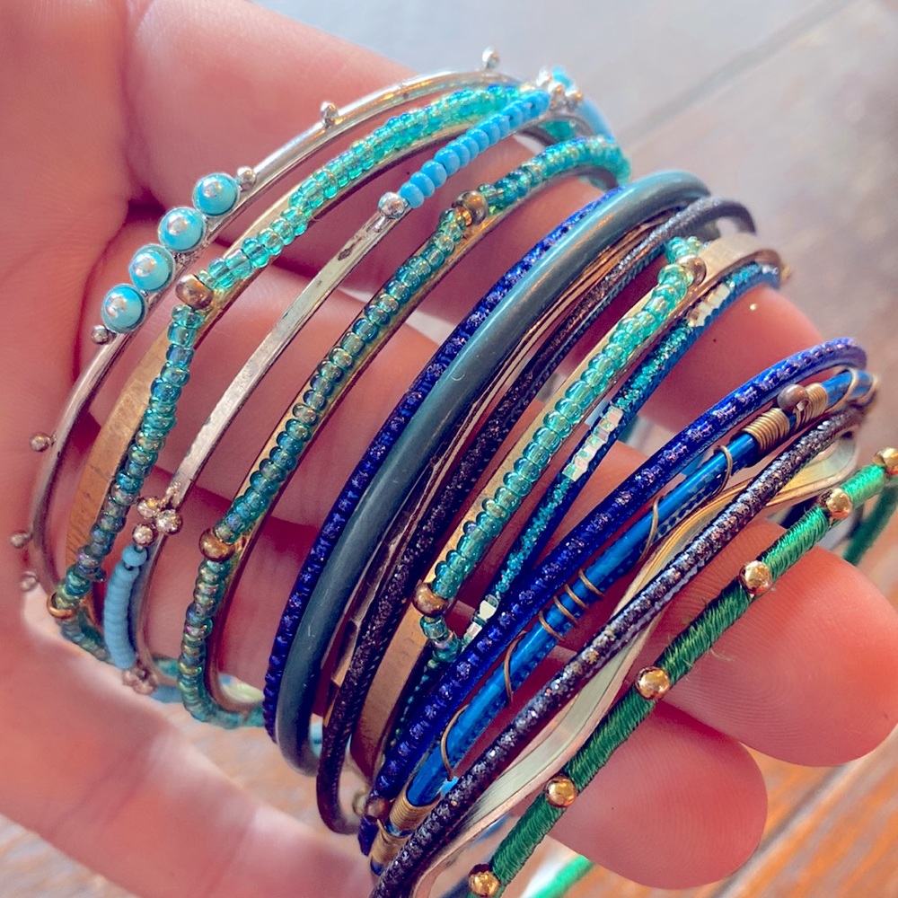 Set of bangle bracelets 💙💚